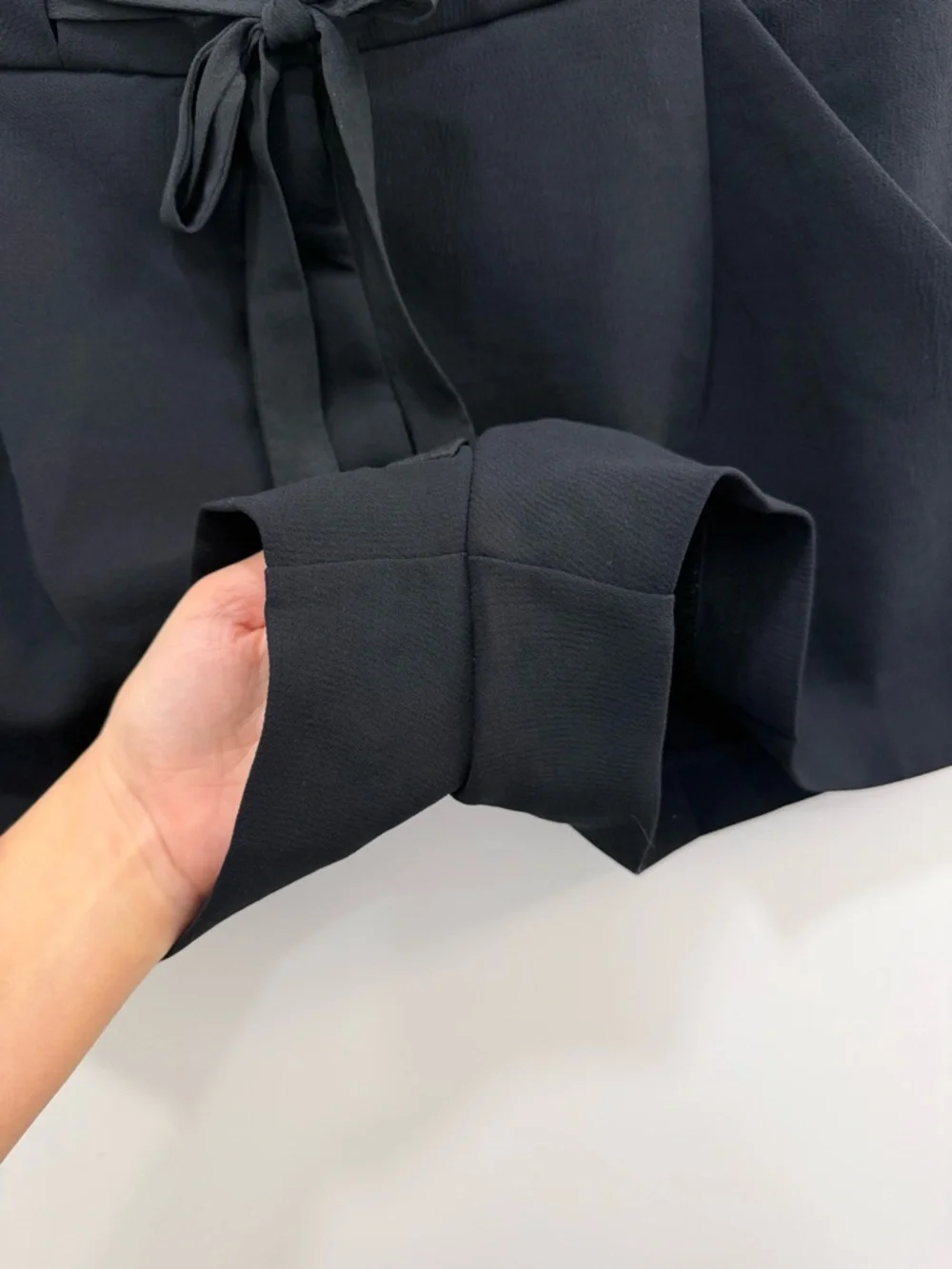 Aritzia Wilfred Exergue Short Ribbon tie crepe low rise shorts in Black Size 8